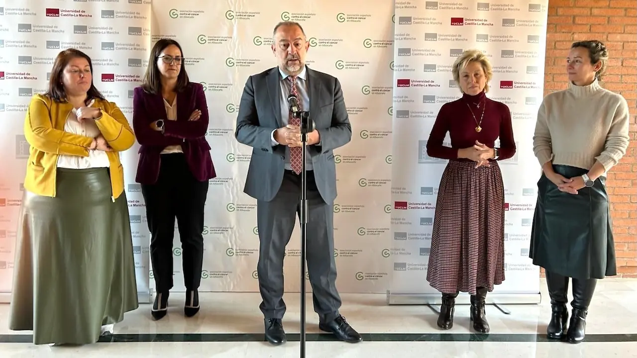 La UCLM y la AECC crean una cátedra dirigida a “humanizar” la atención oncológica