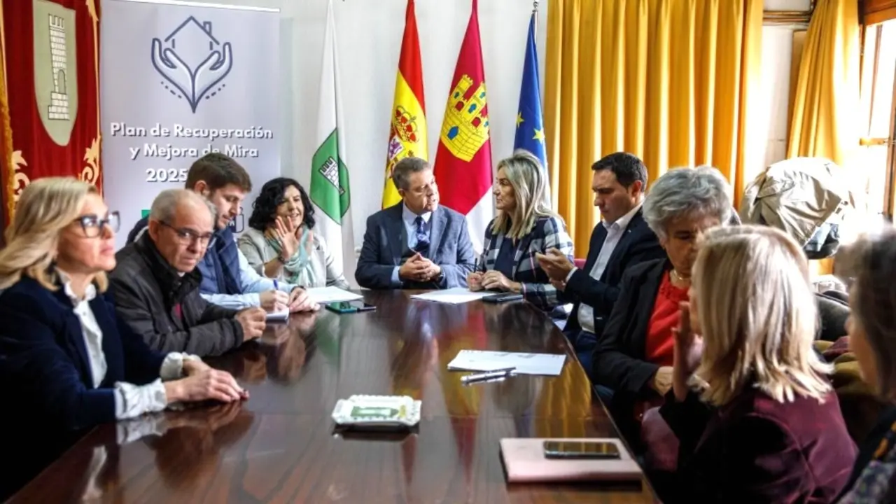 En la imagen de archivo el presidente de Castilla-La Mancha, Emiliano García-Page, presidiendo en Mira (Cuenca) la Mesa de Coordinación del Plan de Recuperación del municipio tras la dana