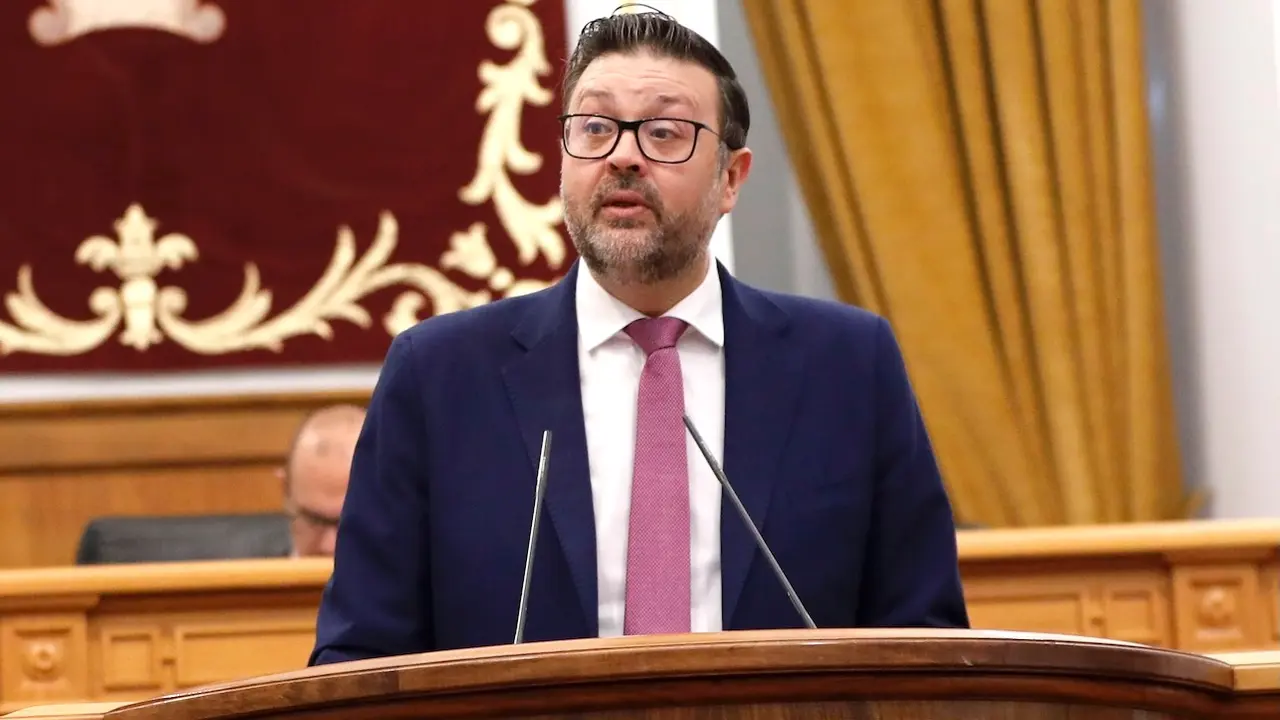 El consejero de Educación, Cultura y Deportes de Castilla-La Mancha, Amador Pastor, durante su intervención en el Pleno de las Cortes regionales