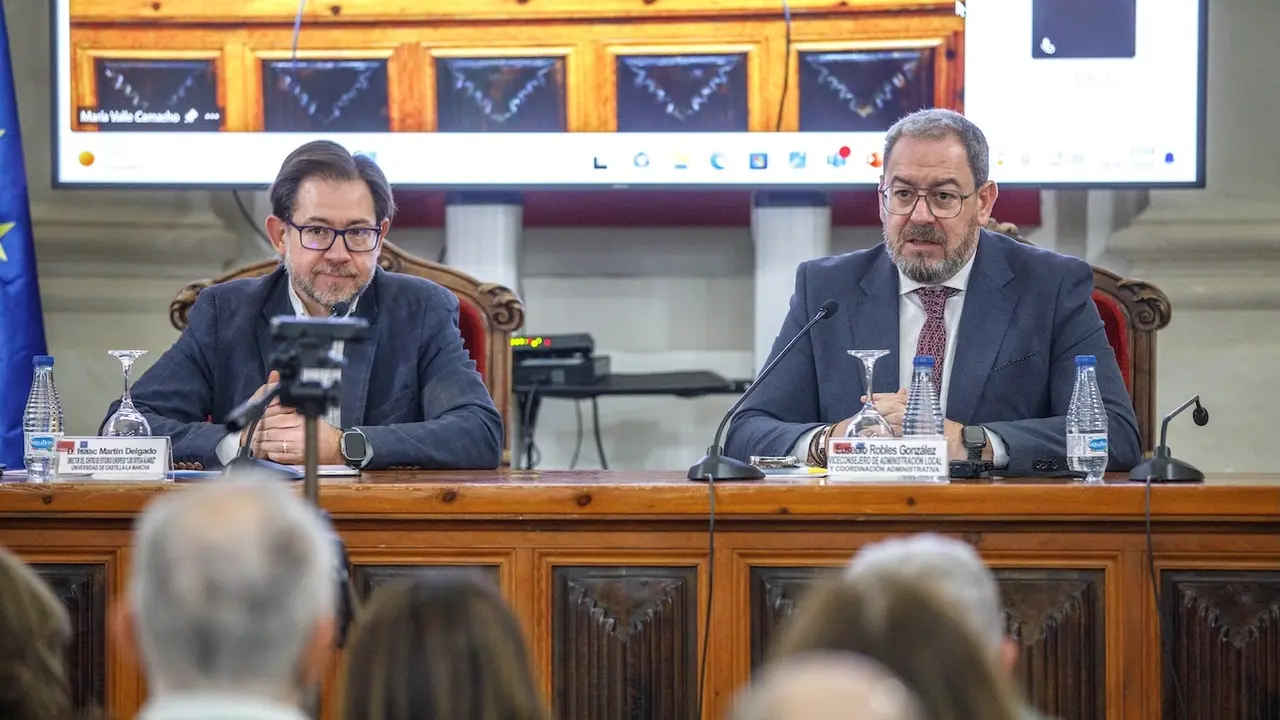 El viceconsejero de Administración Local y Coordinación Administrativa, Eusebio Robles (d), ha inaugurado la jornada ‘Gestión, organización y funcionamiento de las entidades locales: una visión práctica’, en la sala de prensa de la Facultad de Ciencias Jurídicas y Sociales de la UCLM en Toledo