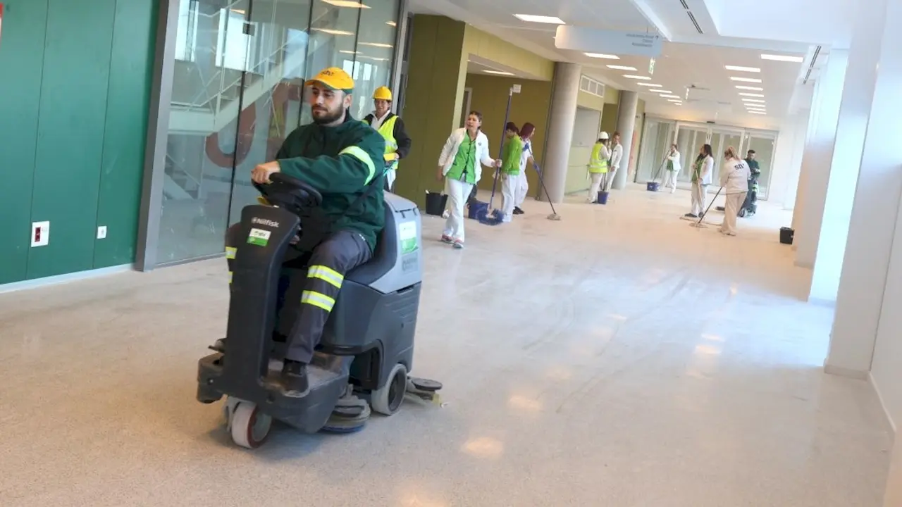 Comienza la limpieza de los 75.000 m2 del nuevo hospital universitario de Cuenca para iniciar el traslado