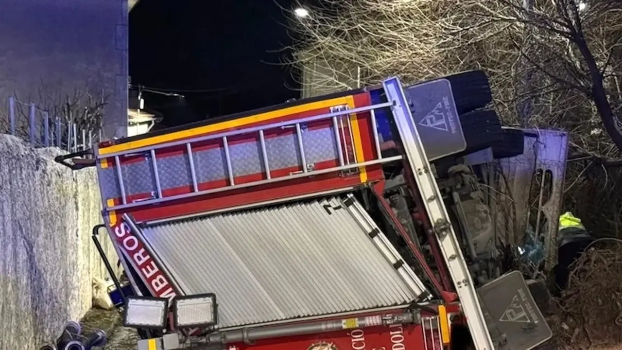 Muere un bombero al volcar el camión cuando se dirigían a sofocar un incendio