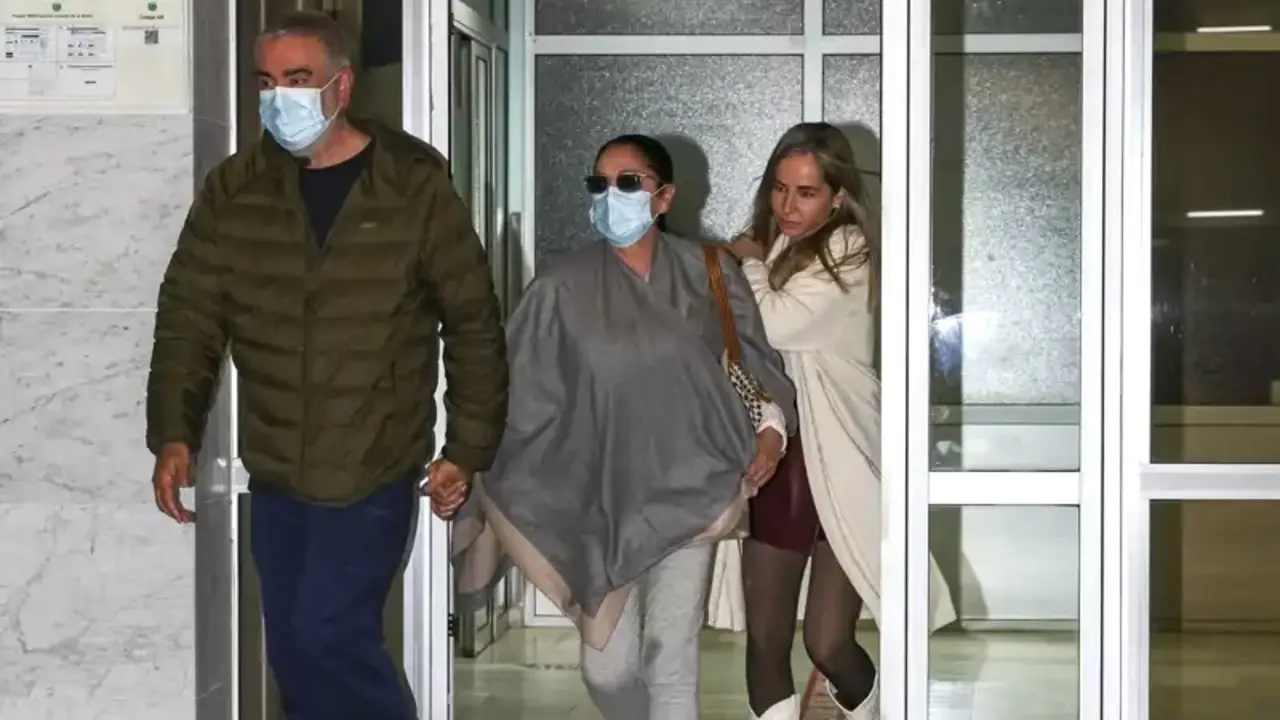 En la imagen Isabel Pantoja junto a su hermano Agustín salen del hospital donde se encuentra ingresada la hija de Anabel