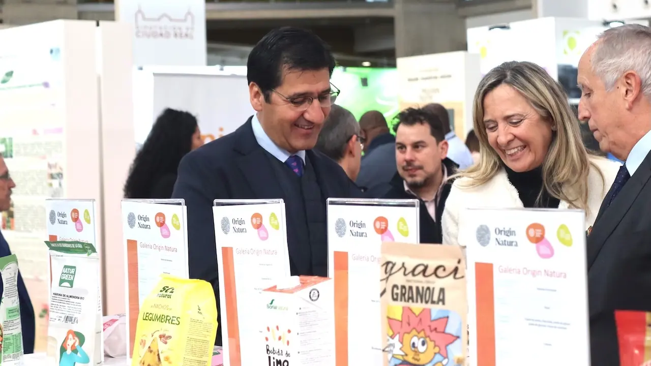 El vicepresidente segundo del Gobierno de Castilla-La Mancha, José Manuel Caballero, ha visitado la feria Origin Natura en el IFEDI de Ciudad Real