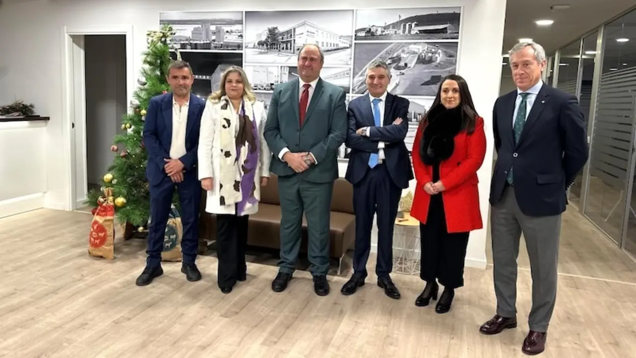 El consejero de Agricultura, Ganadería y Desarrollo Rural, Julián Martínez Lizán, en el acto organizado por la Cooperativa Ganadera AVICON para celebrar San Antón