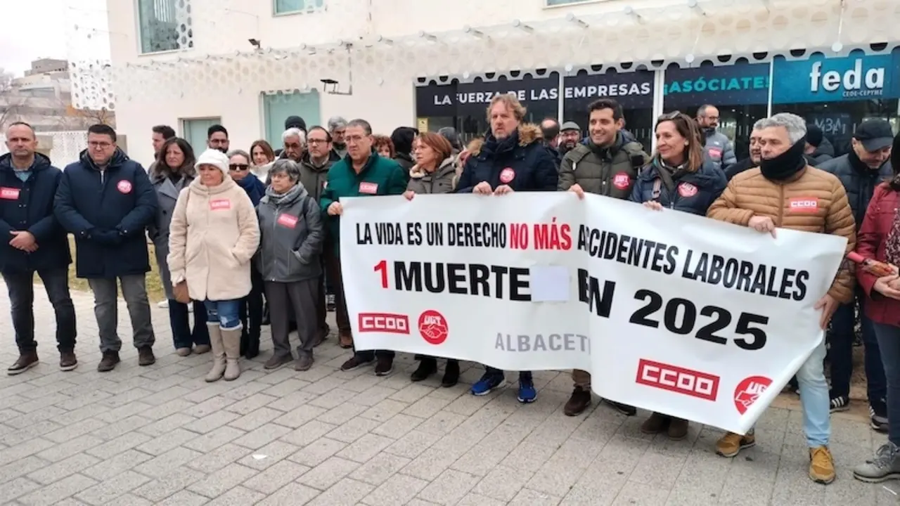 UGT y CCOO se concentran tras el ultimo accidente laboral mortal en Balazote (Albacete)
