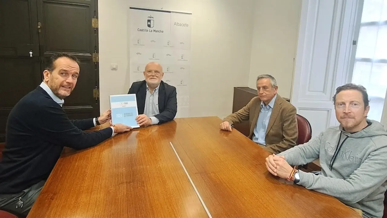 El delegado de la Junta, Pedro Antonio Ruiz Santos, ha expresado el firme compromiso del Ejecutivo autonómico de apoyar la Tauromaquia, durante la reunión mantenida con miembros de la Fundación