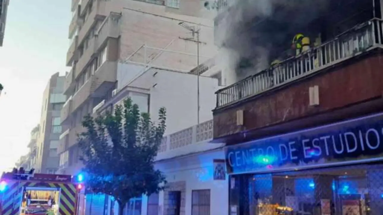 Un joven quema el piso de su expareja con ella dentro para acabar con su vida