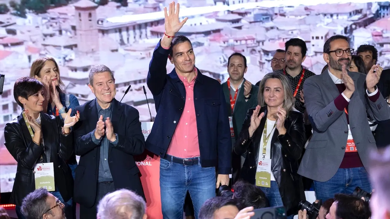 El presidente del Gobierno y secretario general del PSOE, Pedro Sánchez, junto a Emiliano García-Page, este sábado en el XIII Congreso del PSOE de Castilla-La Mancha