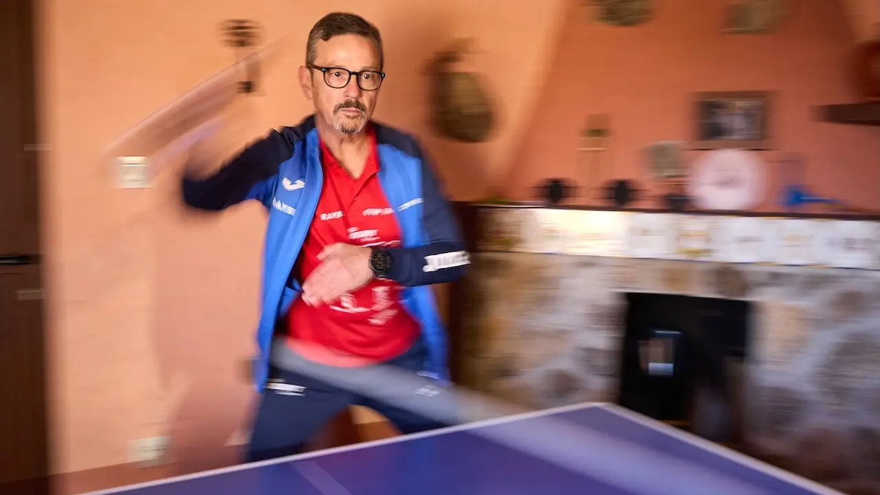 El jugador de tenis de mesa Paco Quiñones muestra su destreza durante la entrevista - EFE/Manu Reino