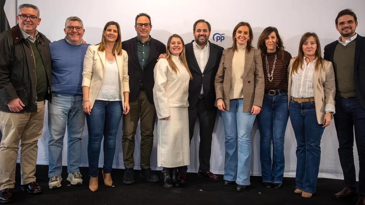 El presidente del PP de Castilla-La Mancha, Paco Núñez, y la vicesecretaria de Organización del PP, Carmen Fúnez, junto a diputados regionales este domingo en la Interparlamentaria que el partido ha celebrado este domingo en Ciudad Real