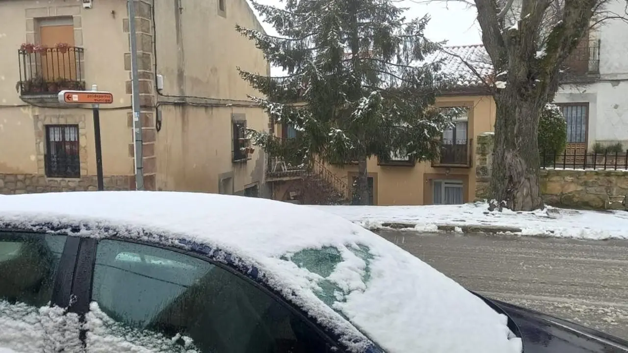 En la imagen la localidad de Alcolea del Pinar (Guadalajara) que este lunes ha amanecido con nieve - Fotografía: CMM