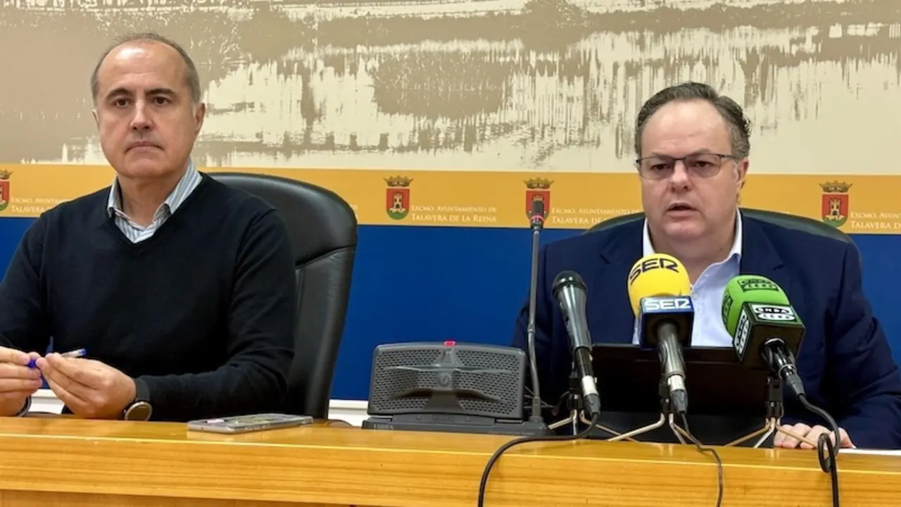 El portavoz del equipo de Gobierno del Ayuntamiento de Talavera de la Reina, Jesús García-Barroso y el concejal de Limpieza, Benedicto García, durante la rueda de prensa que han ofrecido