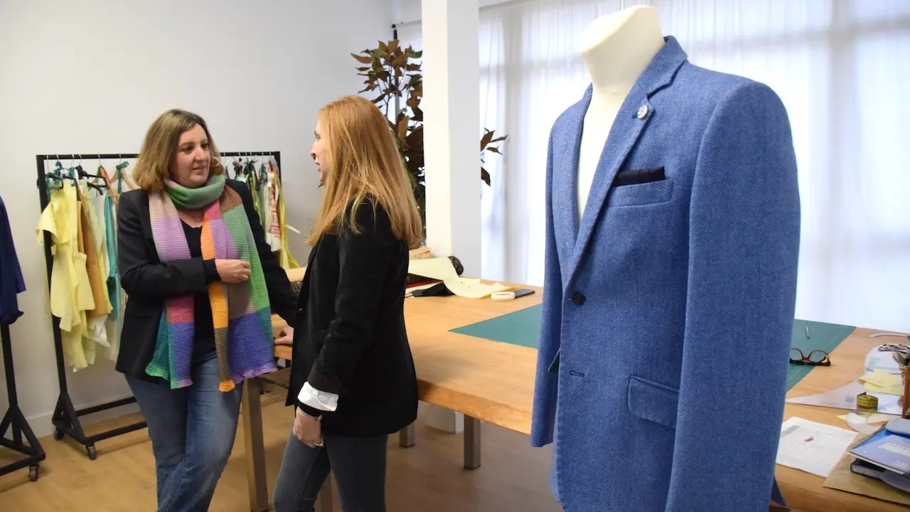 La consejera de Economía, Empresas y Empleo, Patricia Franco, ha visitado el taller textil de la diseñadora Miriam Márquez en Talavera de la Reina (Toledo)