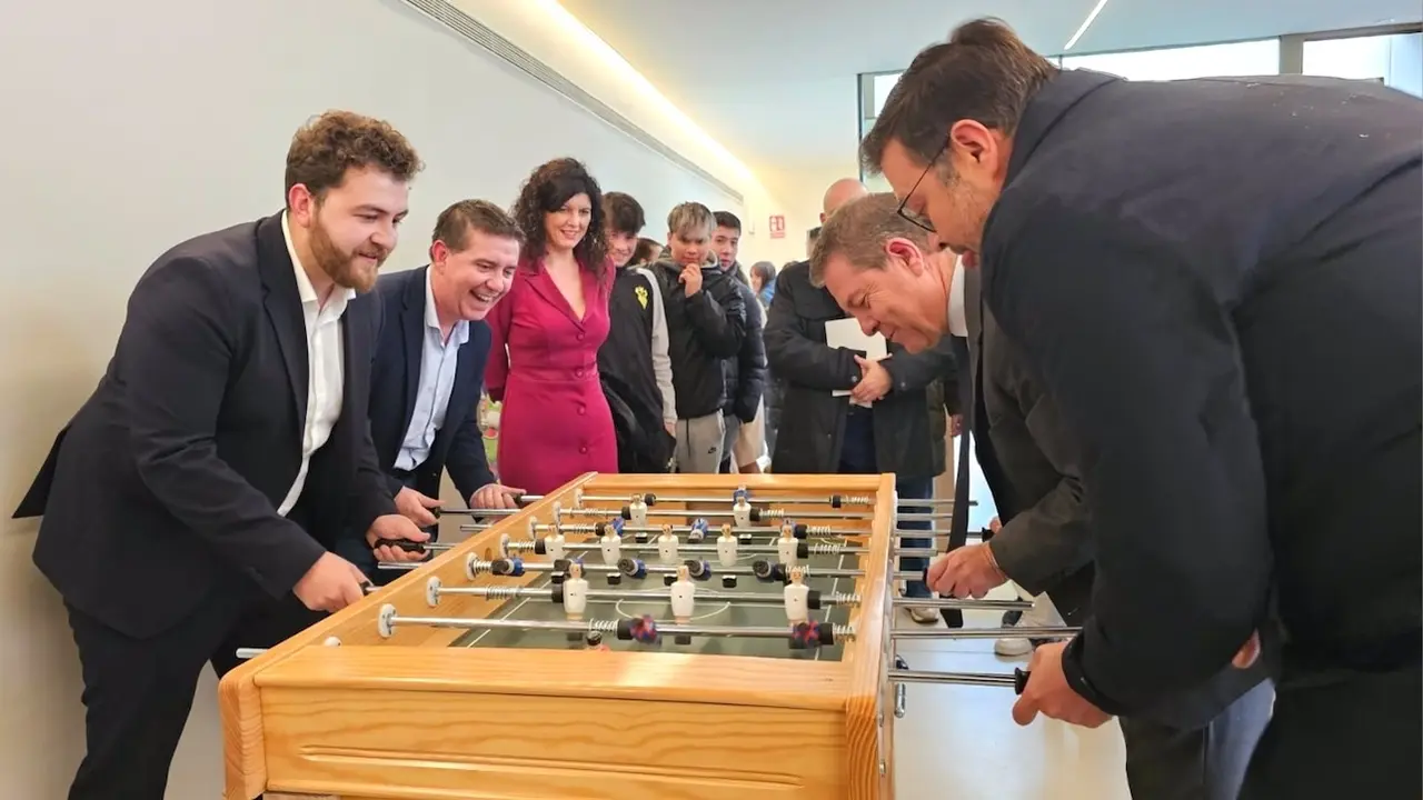 El presidente de Castilla-La Mancha, Emiliano García-Page, ha inaugurado el nuevo Centro de Ocio Juvenil de La Gineta (Albacete)