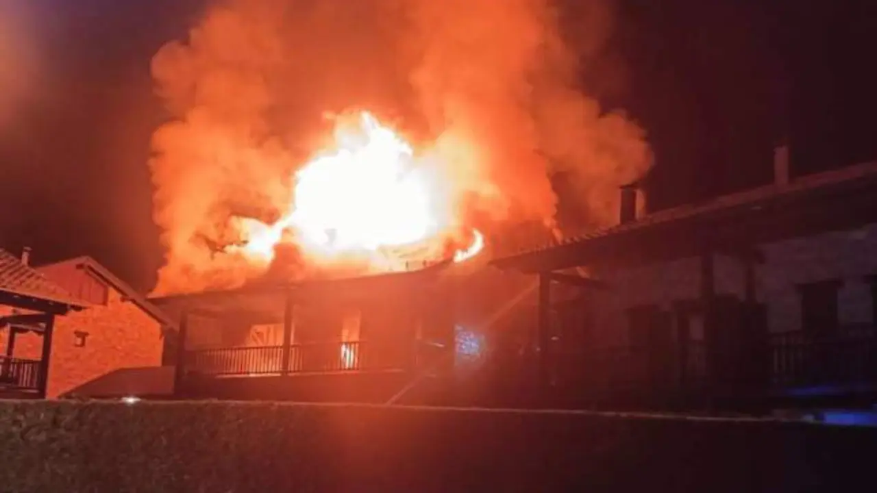 Al menos 2 heridos y vecinos desalojados tras un incendio originado en un dúplex