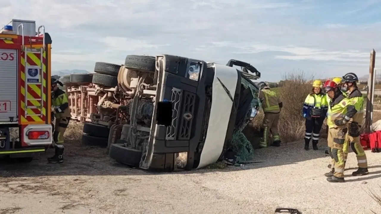 Muere un hombre tras volcar el camión que iba conduciendo y quedar atrapado