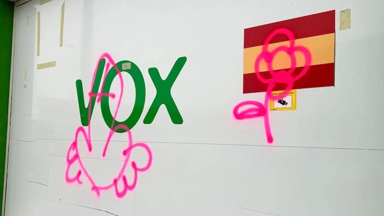 Vox pide investigar las pintadas ofensivas en la fachada de su sede en Alcázar de San Juan (Ciudad Real)