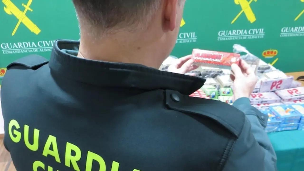La Guardia Civil interviene 1.700 artículos pirotécnicos en comercios de Albacete