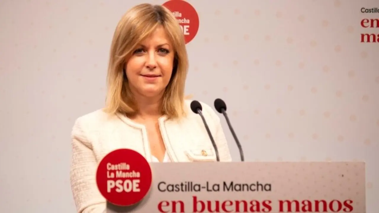 La portavoz del PSOE en las Cortes de Castilla-La Mancha, Ana Isabel Abengózar, durante la rueda de prensa que ha ofrecido en la sede de los socialistas en Toledo