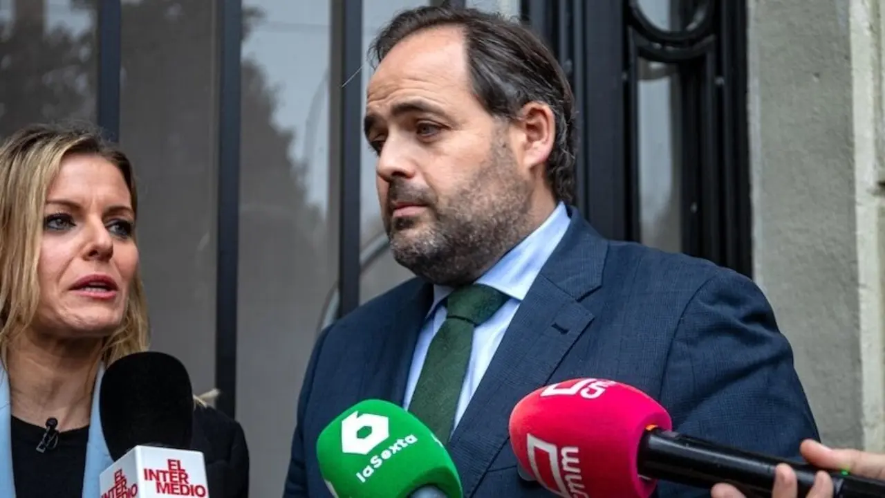 El presidente del PP de Castilla-La Mancha, Paco Núñez, atendiendo a los medios de comunicación este martes en Madrid