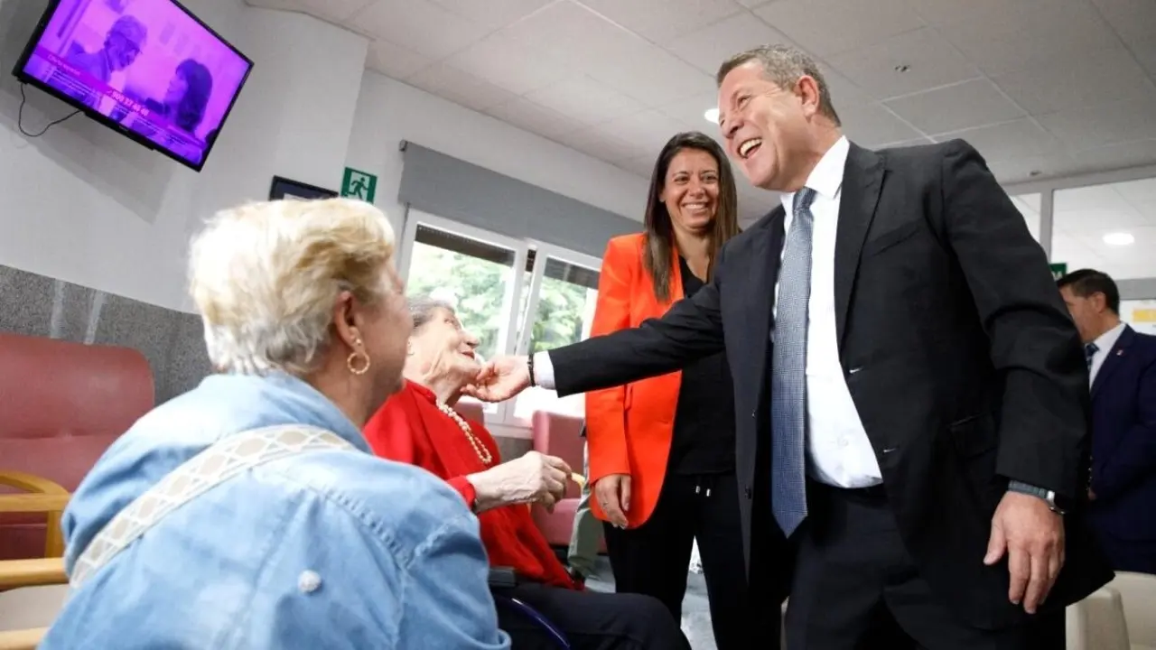 En la imagen de archivo el presidente de Castilla-La Mancha, Emiliano García-Page, en su visita a una residencia de mayores de la región junto a la consejera de Bienestar Social, Bárbara García Torijano
