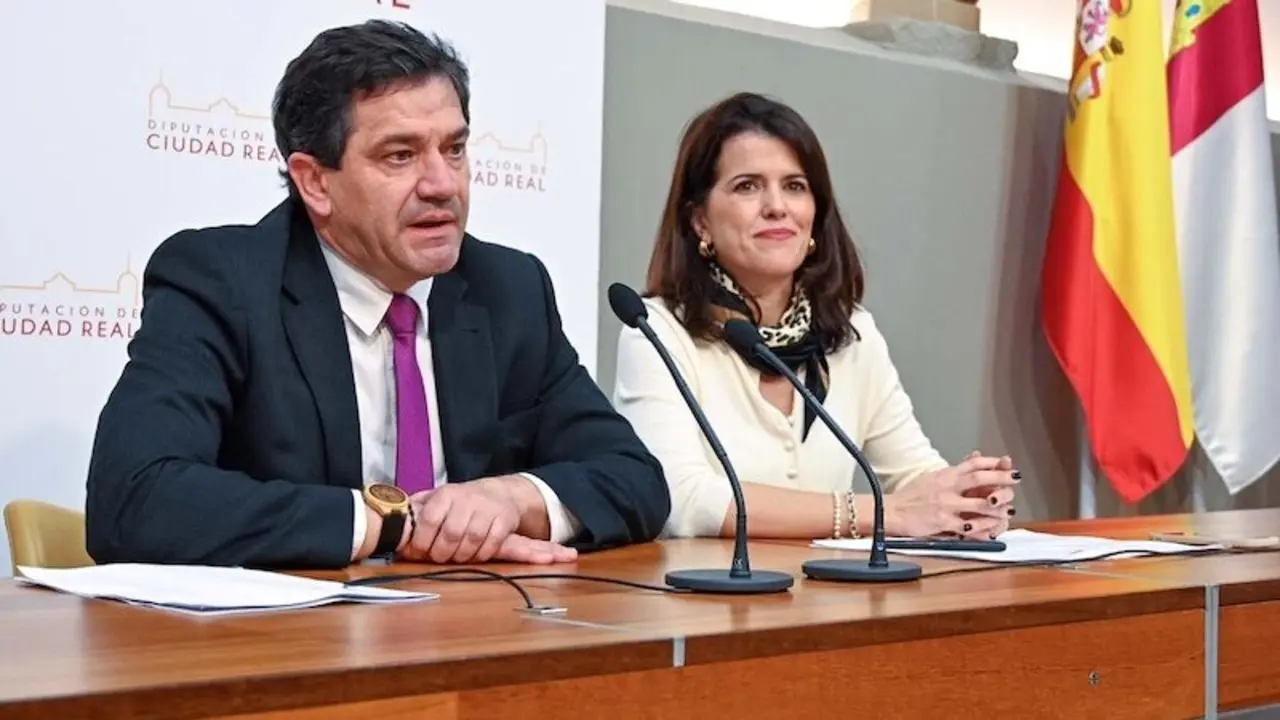 El presidente de la Diputación de Ciudad Real, Miguel Ángel Valverde, y la vicepresidenta quinta de la Diputación y encargada del Área de Impulso Sociocultural y Turístico, María Jesús Pelayo