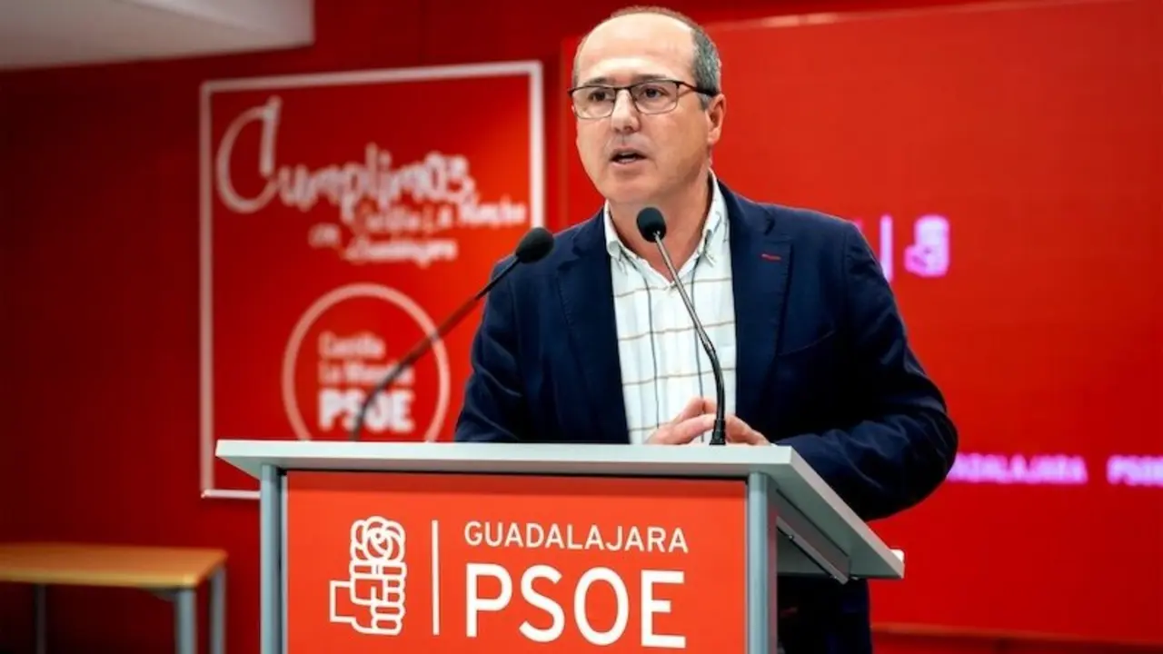 El diputado nacional y concejal del PSOE en el Ayuntamiento de Guadalajara, Alberto Rojo, en rueda de prensa