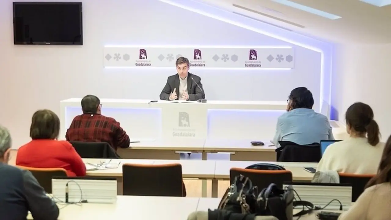 El concejal de Servicios Municipales de Guadalajara, David García, durante la rueda de prensa que ha ofrecido