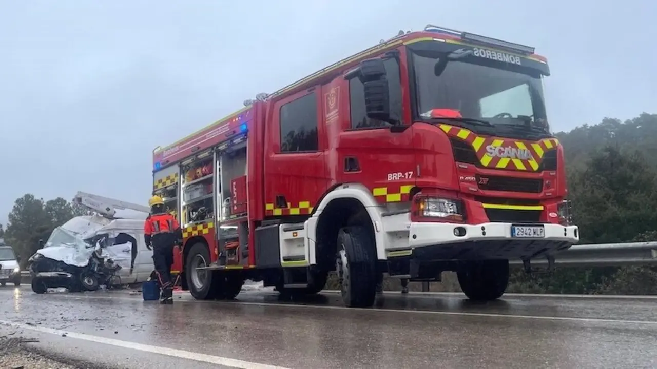 Un herido en una colisión frontal entre un furgón y un turismo en Valdetórtola (Cuenca)