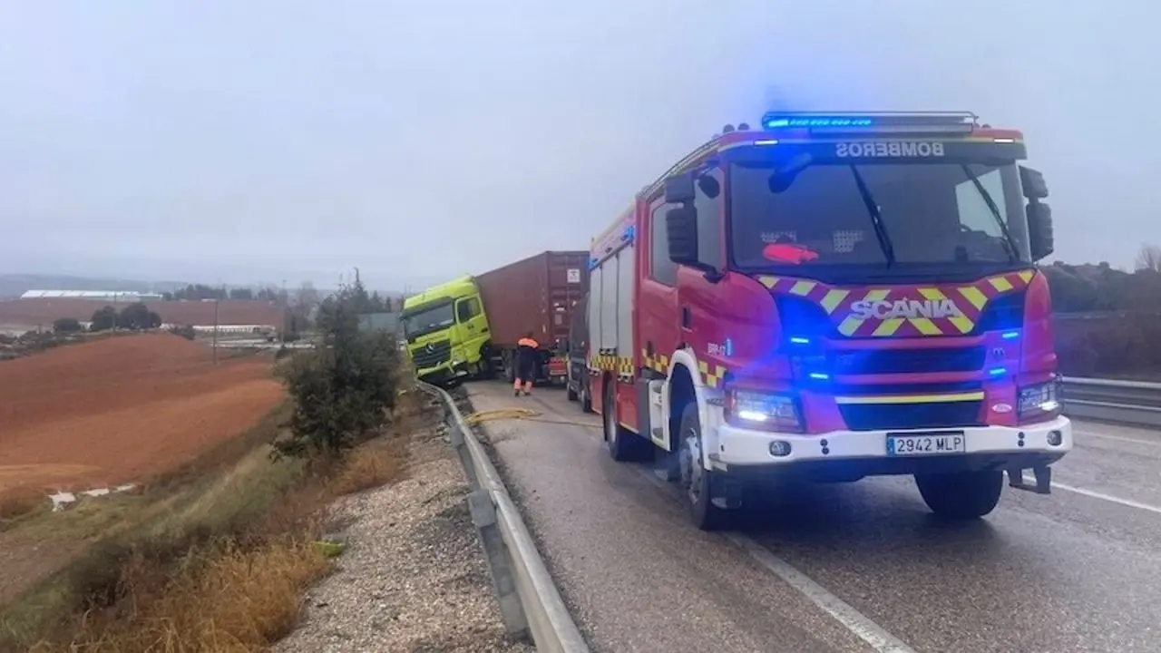 El accidente de un camión tráiler provoca un derrame de combustible en la N-320 en Cuenca