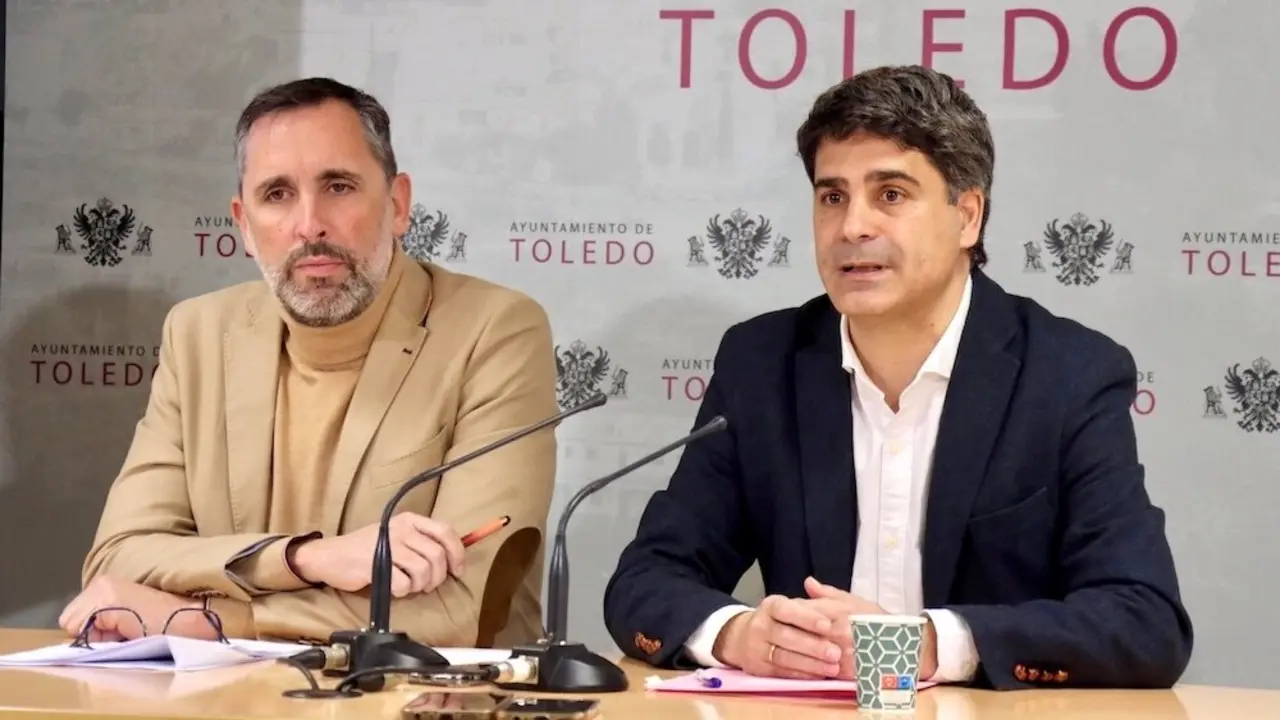 El concejal de Movilidad de Toledo, Iñaki Jiménez, y el portavoz municipal, Juan José Alcalde, durante la rueda de prensa que han ofrecido en el Ayuntamiento