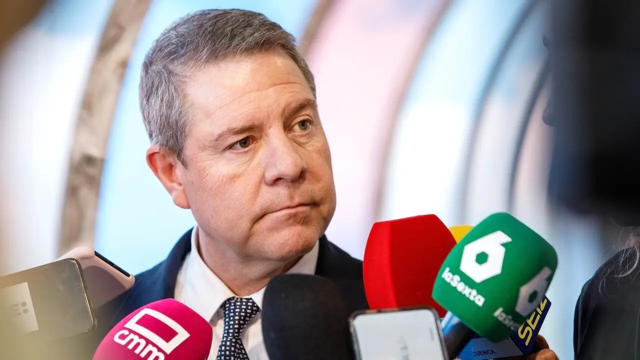 El presidente de Castilla-La Mancha, Emiliano García-Page, atendiendo a los medios de comunicación este miércoles en FITUR