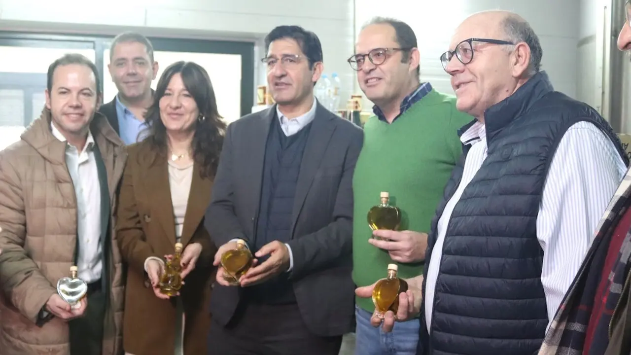 El vicepresidente segundo del Gobierno de Castilla-La Mancha, José Manuel Caballero, ha visitado la almazara Hercoliva en Herencia (Ciudad Real)