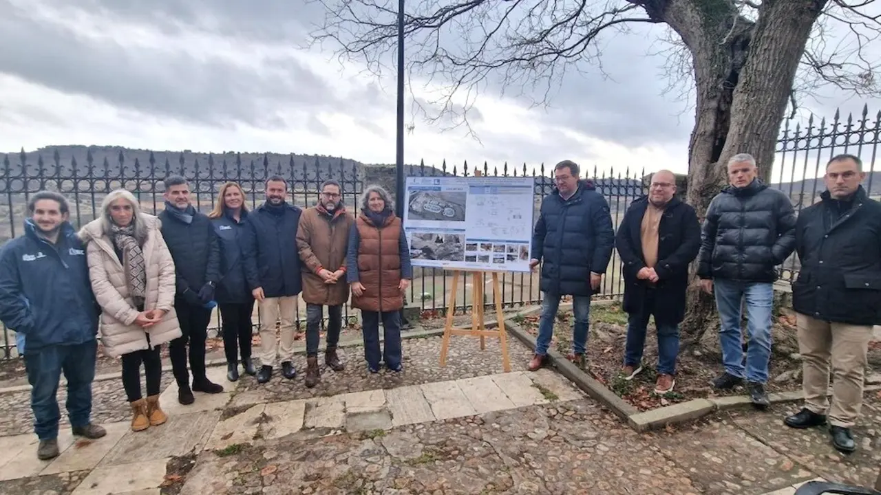 La consejera de Desarrollo Sostenible de Castilla-La Mancha, Mercedes Gómez, visitando las obras de la nueva EDAR de Brihuega