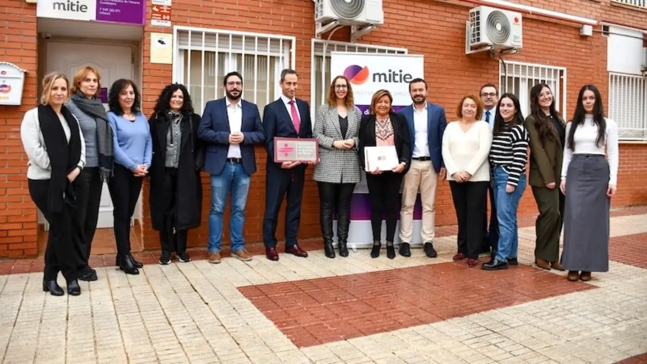 El Gobierno de Castilla-La Mancha entrega a la empresa Mitie de Azuqueca de Henares (Guadalajara) el distintivo de "Excelencia en Igualdad de Género"