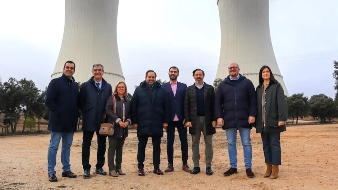 El presidente del PP de Castilla-La Mancha, Paco Núñez, durante la visita que ha realizado a la central nuclear de Trillo (Guadalajara)