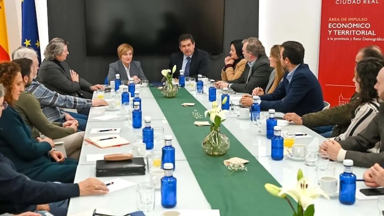 El presidente de la Diputación, Miguel Ángel Valverde, ha reunido al sector empresarial y emprendedor ciudadrealeño para crear sinergias que incentiven el desarrollo económico y territorial de la provincia