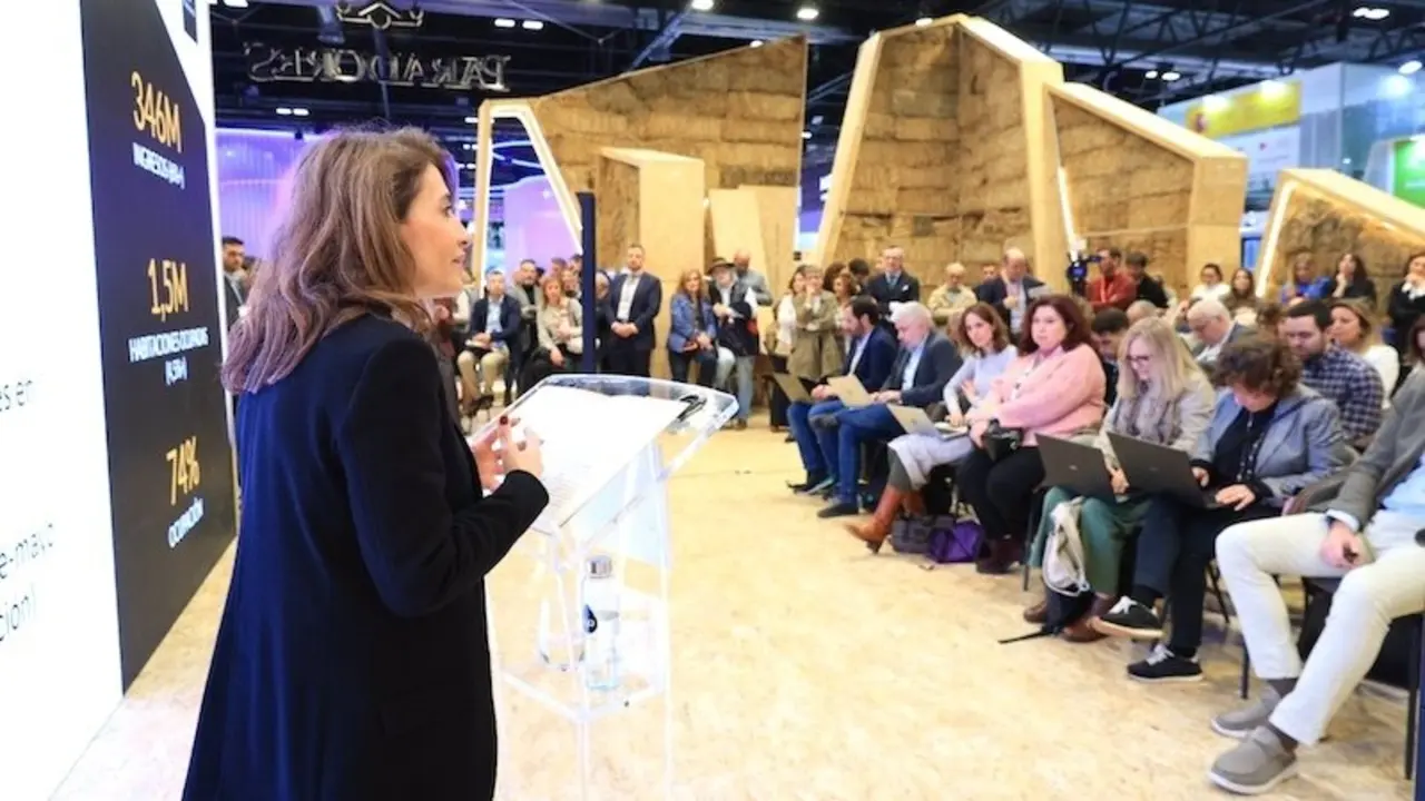 La presidenta de Paradores, Raquel Sánchez, durante el encuentro con medios en Fitur 2025
