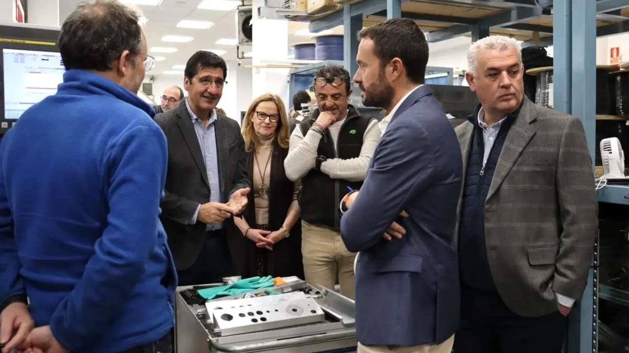 El vicepresidente segundo del Gobierno de Castilla-La Mancha, José Manuel Caballero, en su visita a la empresa Pínanson S.L. de Mondéjar (Guadalajara)