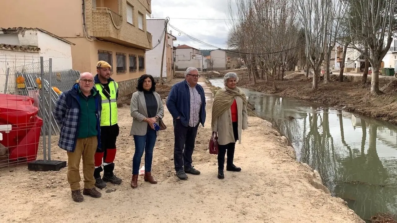 La subdelegada del Gobierno ha conocido junto a la alcaldesa de la localidad los trabajos que la UME ha realizado durante estas dos semanas en Mira