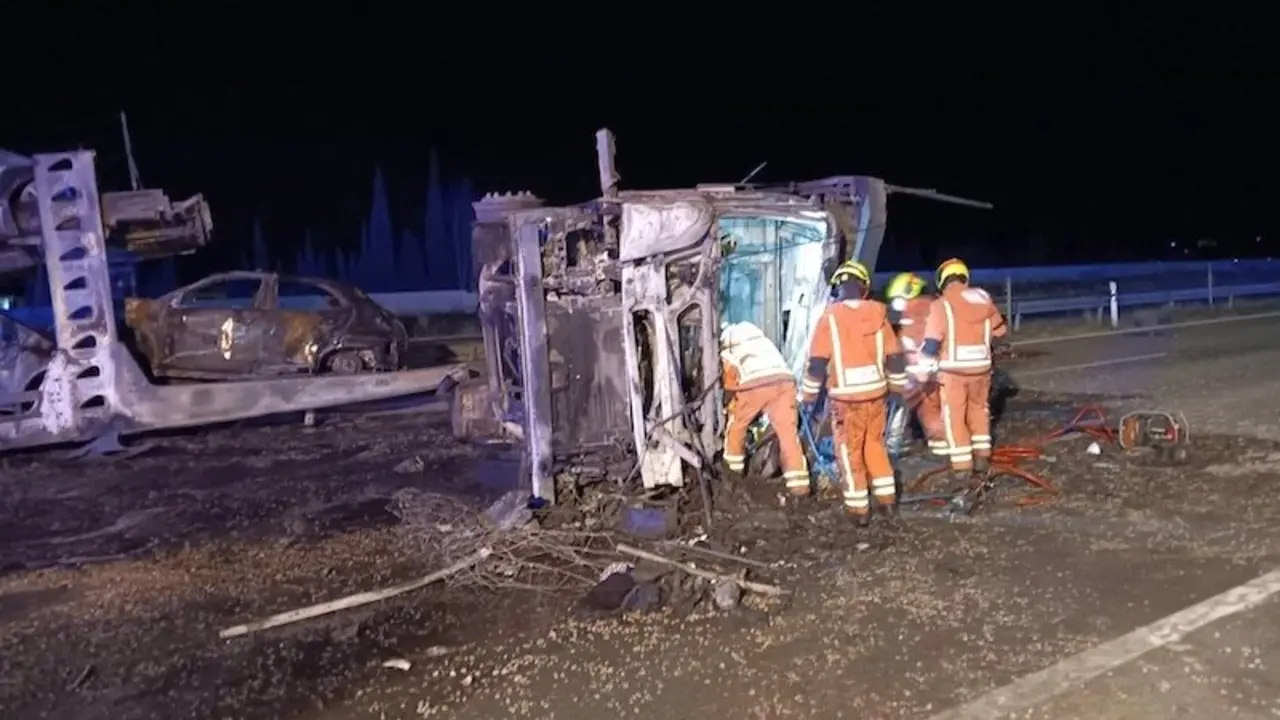Muere un camionero de 42 años tras chocar contra una grúa, volcar e incendiarse, camión, incendiado