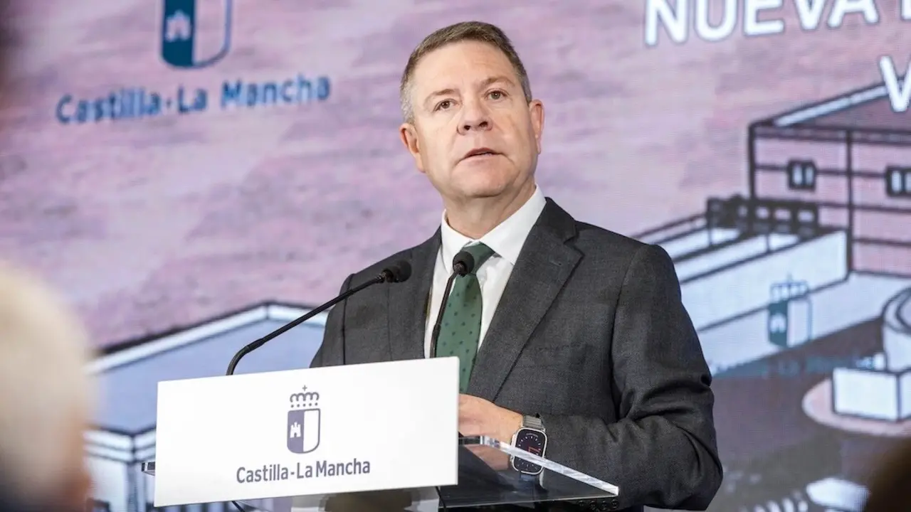 El presidente de Castilla-La Mancha, Emiliano García-Page, ha colocado este viernes la primera piedra de la nueva Estación Depuradora de Aguas Residuales (EDAR) de Villanueva de la Torre (Guadalajara)