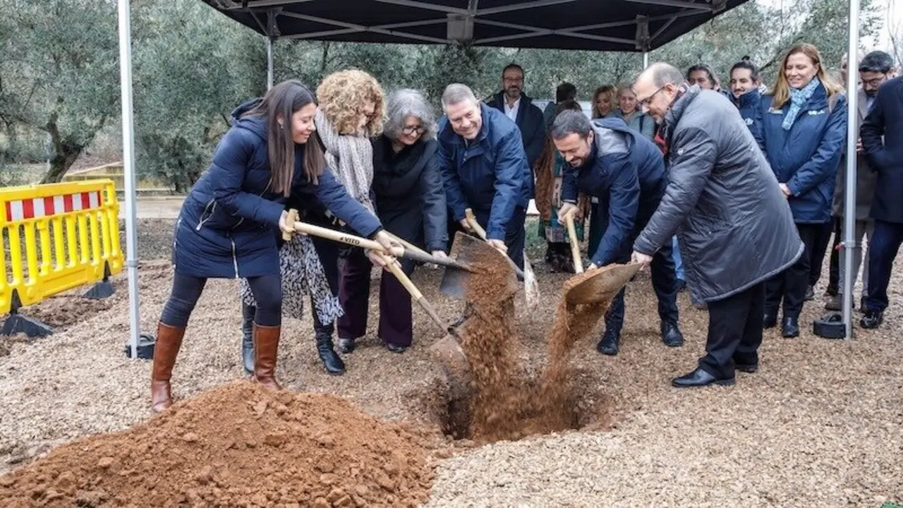 El presidente de Castilla-La Mancha, Emiliano García-Page, ha colocado este viernes la primera piedra de la nueva Estación Depuradora de Aguas Residuales (EDAR) de Villanueva de la Torre (Guadalajara)