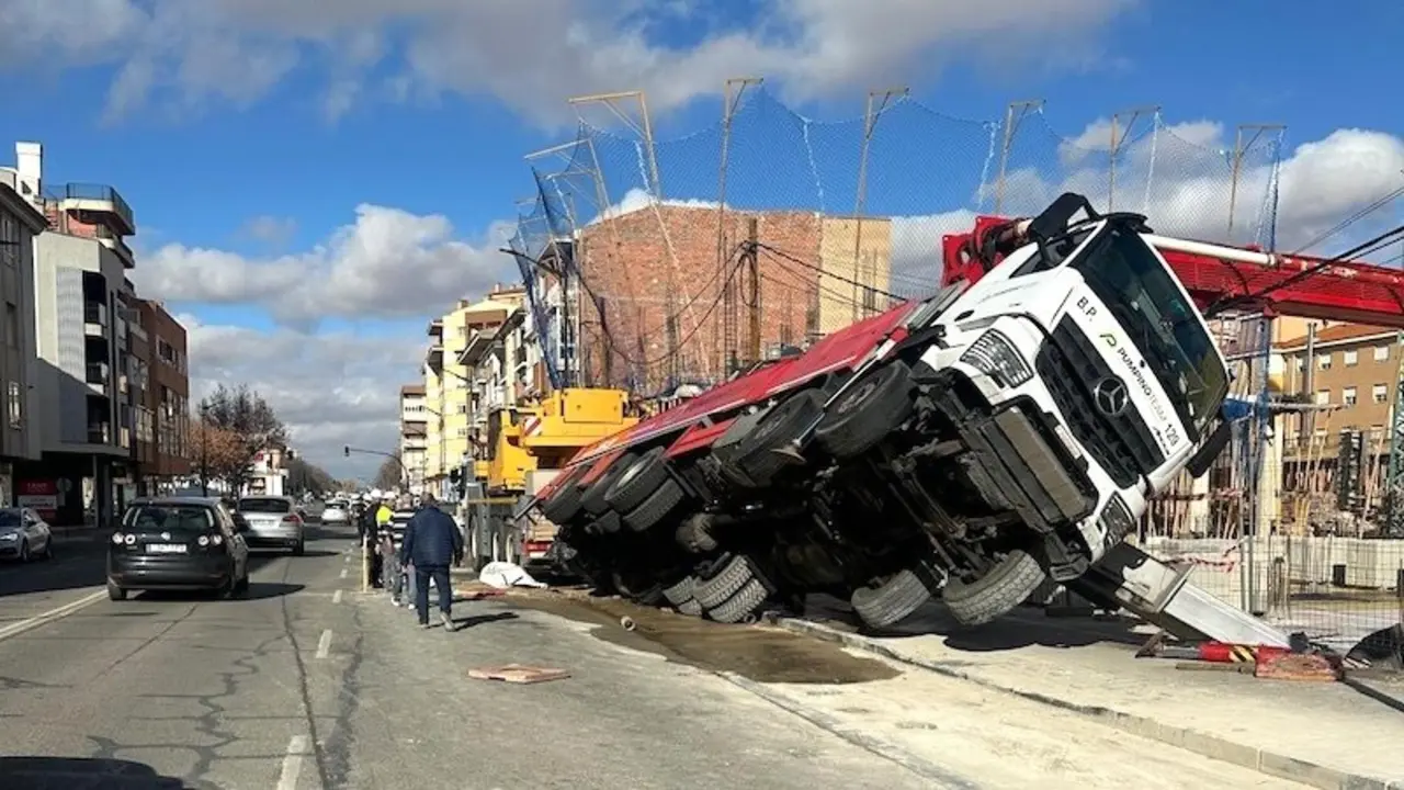 El vuelco de un camión pluma obliga a cortar un acceso al polígono Campollano de Albacete