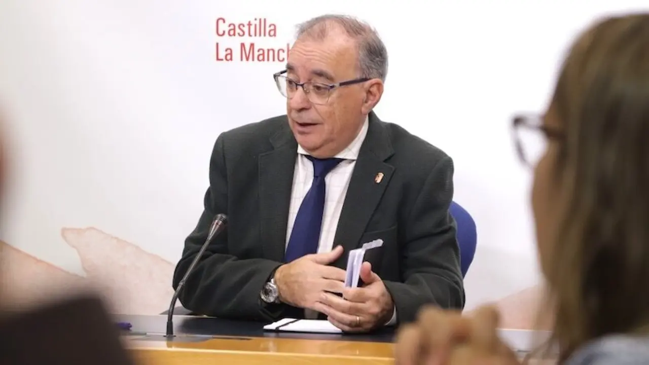 El diputado del PSOE en las Cortes de Castilla-La Mancha, Fernando Mora, durante la rueda de prensa que ha ofrecido en el Parlamento regional