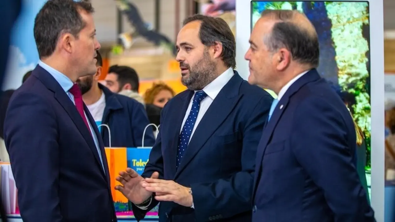 El presidente del PP de Castilla-La Mancha, Paco Núñez, conversa con los alcaldes de Toledo y Talavera este viernes en su visita a FITUR
