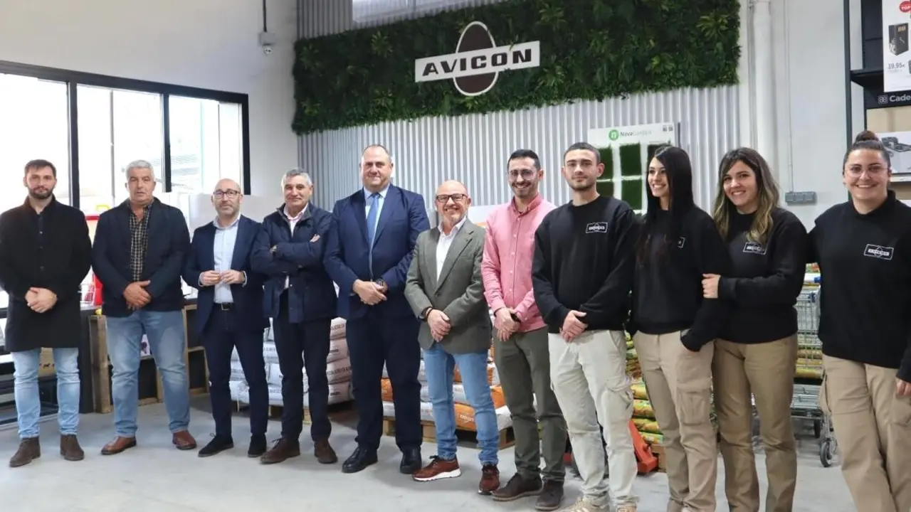 El consejero de Agricultura, Ganadería y Desarrollo Rural, Julián Martínez Lizán, durante la visita que ha realizado a la tienda que la cooperativa ganadera AVICON tiene en Albacete