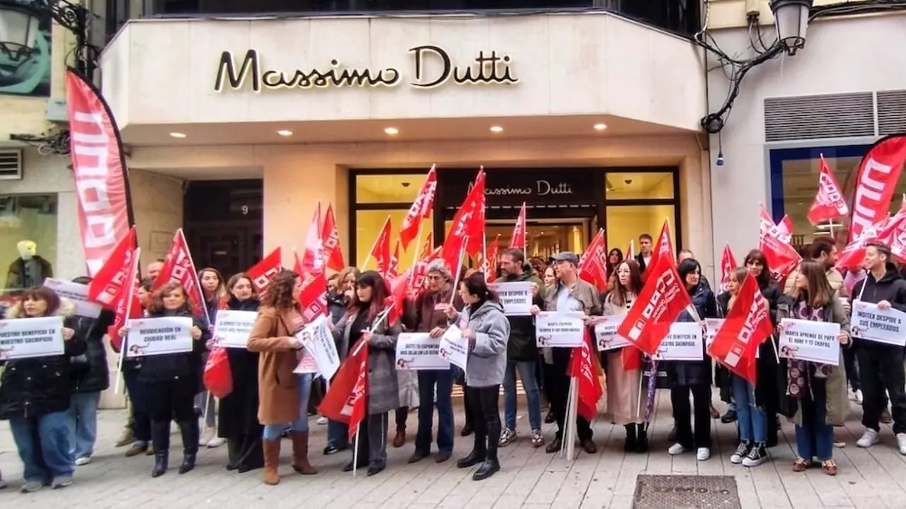 Trabajadores de Massimo Dutti protestan contra el cierre de la tienda de Ciudad Real
