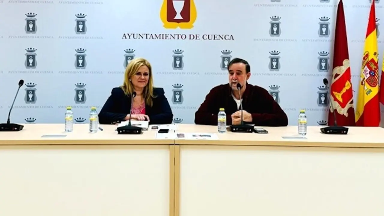 a concejala de Cultura, María Ángeles Martínez, y el presidente de la Asociación de Amigos del Teatro, Ángel Suárez, han presentado la programación de los 'Sábados de Títeres'